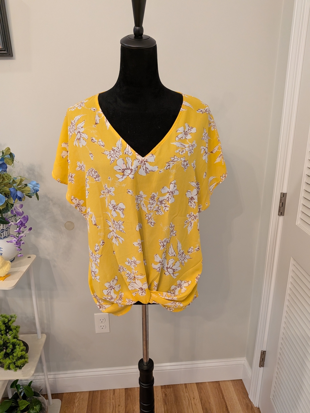 Yellow Floral V-Neck Twist Front Top Size L